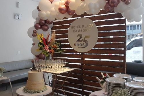 HOTEL PLAZA CAMBORIÚ CELEBRA 25 ANOS EM BALNEÁRIO CAMBORIÚ: EMPREENDIMENTO É UM  ÍCONE DA AV. BRASIL 