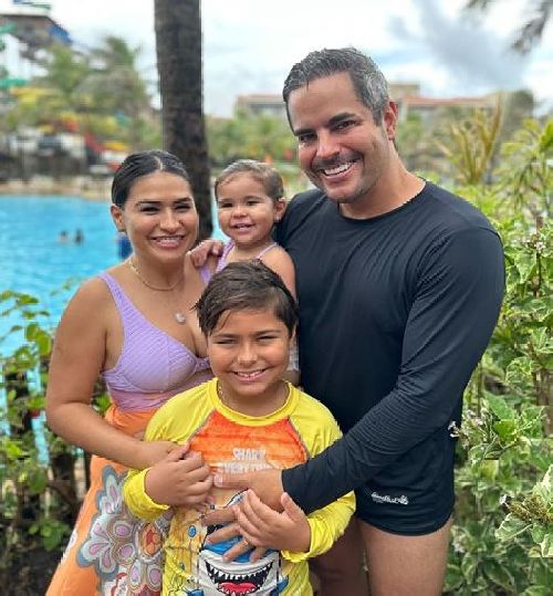 Simone Mendes e Kaká Diniz se divertem com os filhos no Beach Park 
