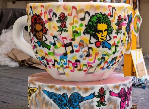 Centro histórico recebe exposição de xícaras gigantes durante Festival do Café no Triângulo SP 