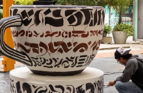 Centro histórico recebe exposição de xícaras gigantes durante Festival do Café no Triângulo SP 