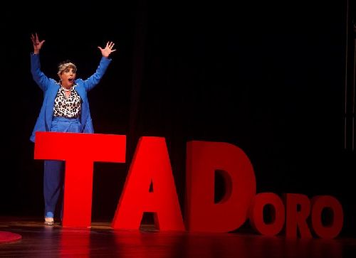 Heloisa Périssé estrela comédia  A Iluminada no Teatro Unimed 